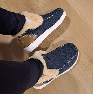 Cozy Women's Faux Fur Lined Slip-On Shoes in Denim Blue